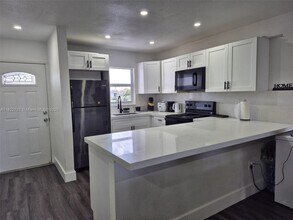 6850 W 16th Dr in Hialeah, FL - Building Photo - Building Photo