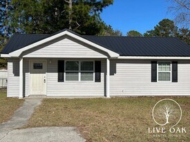 215 Pointe S Dr in Hinesville, GA - Building Photo