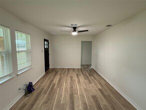 6210 Delany Rd in Hitchcock, TX - Building Photo - Building Photo