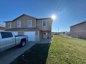 631 Northfield Rd in Manhattan, KS - Building Photo