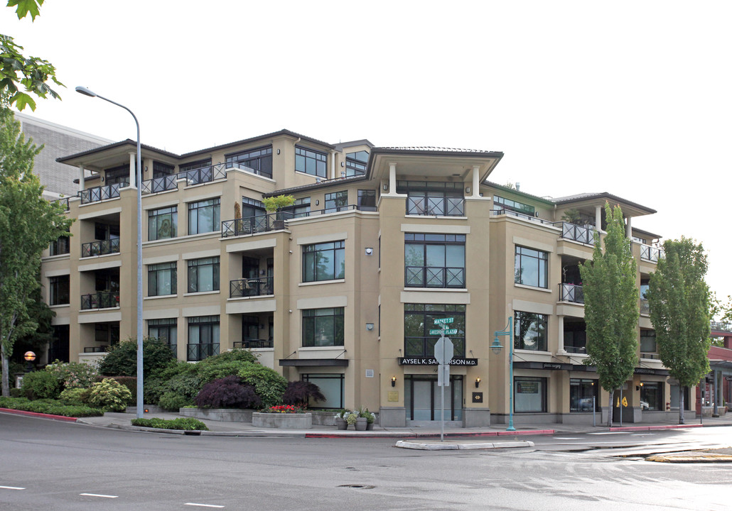 Tiara de Lago in Kirkland, WA - Building Photo