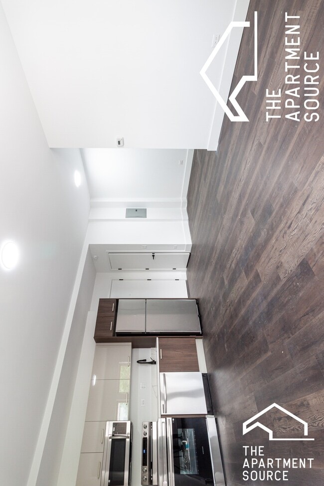 1553 W Hollywood Ave, Unit 202 in Chicago, IL - Building Photo - Building Photo