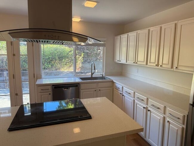 162 Michele Cir in Novato, CA - Building Photo - Building Photo