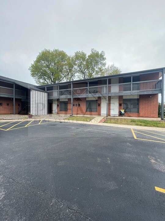 6007 Barton Ave in Shawnee, KS - Building Photo