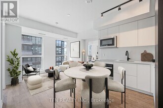 327-4327 King St W in Toronto, ON - Building Photo - Building Photo