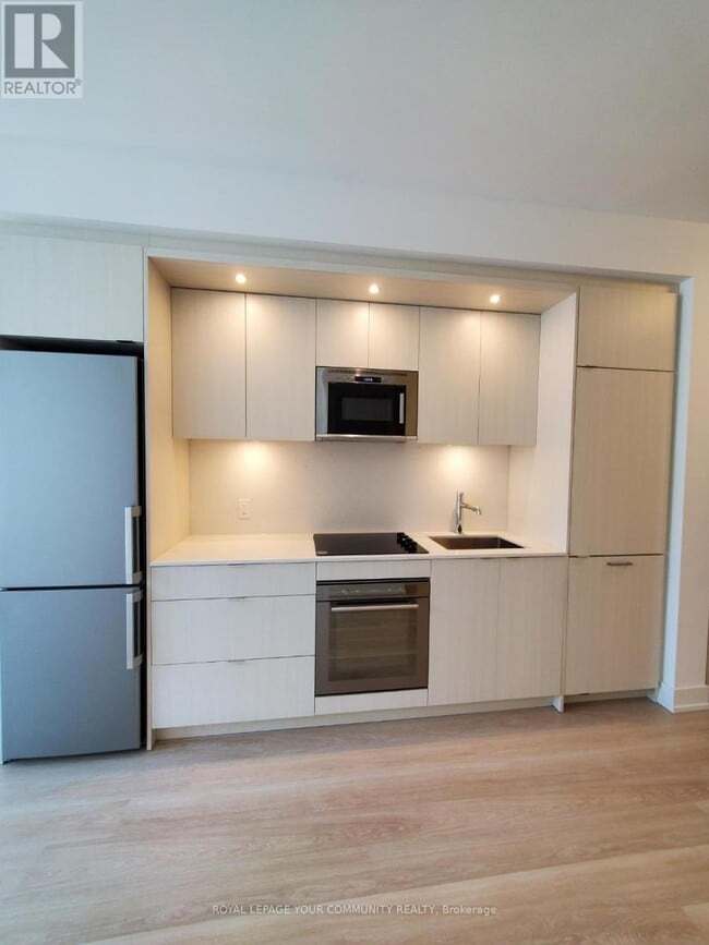 property at 30 Inn On The Pk Dr