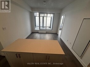 705 Davis Dr in Newmarket, ON - Building Photo - Building Photo