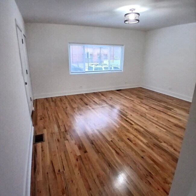 2108 N Keeler Ave in Chicago, IL - Building Photo - Building Photo