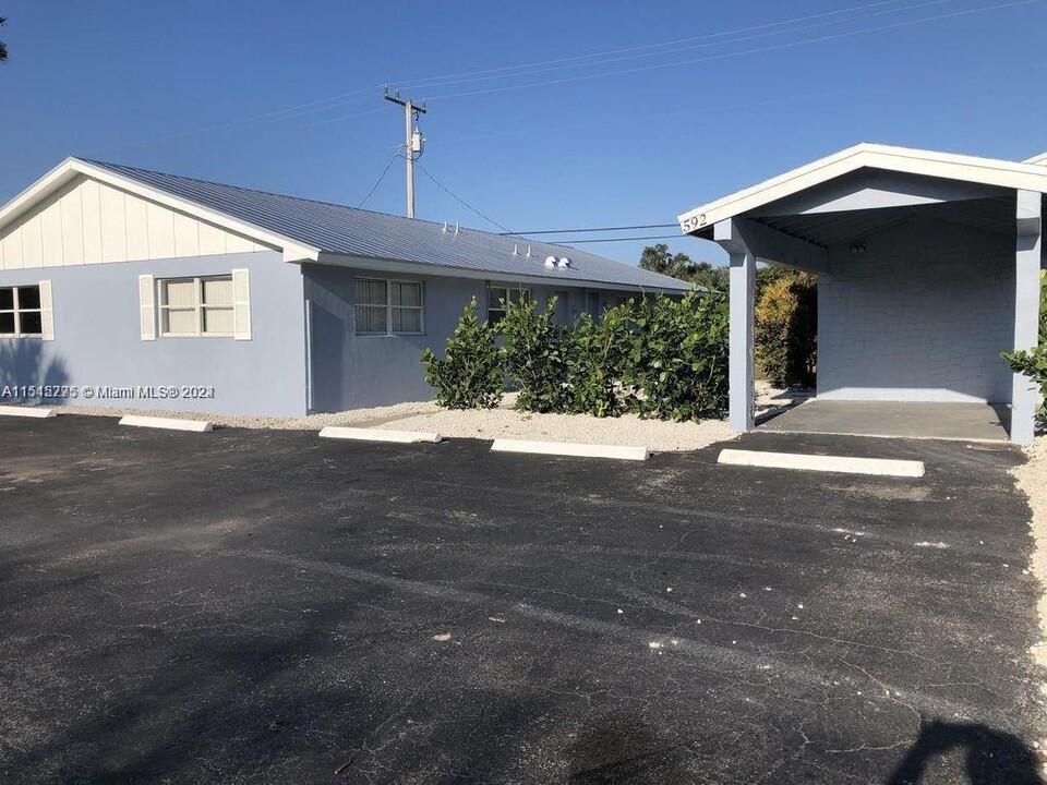 592 Holly Dr, Unit B in Palm Beach Gardens, FL - Building Photo