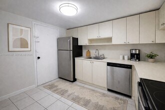 9970 SW 88th St in Miami, FL - Building Photo - Building Photo