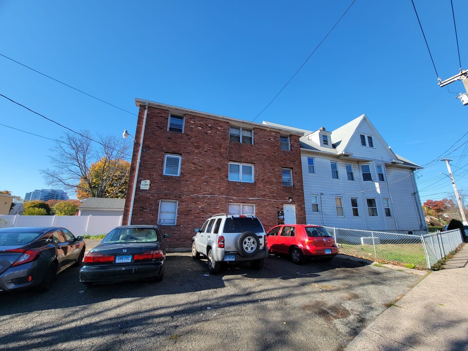 880 1st Ave, Unit 3A in West Haven, CT - Building Photo