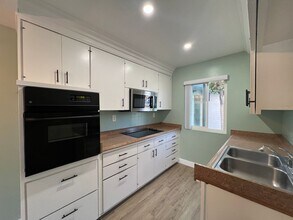 14542 Carfax Dr in Tustin, CA - Building Photo - Building Photo