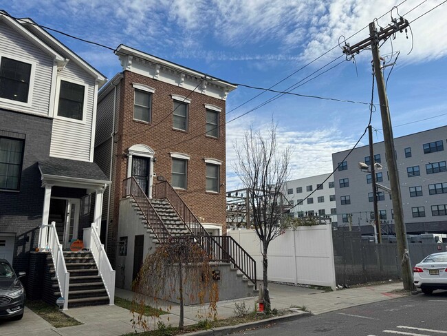 16 Fisk St in Jersey City, NJ - Building Photo - Building Photo
