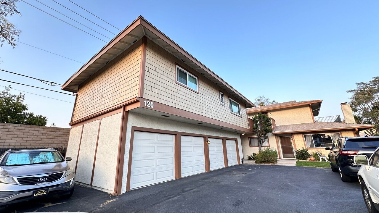 120 Lisa Ln in Costa Mesa, CA - Building Photo