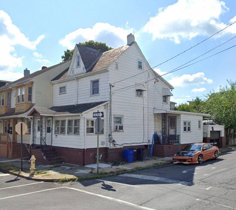 1056 Washington St in Easton, PA - Building Photo