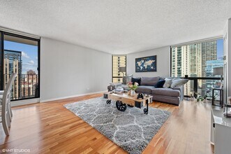 70 W Huron St, Unit 602 in Chicago, IL - Building Photo - Building Photo