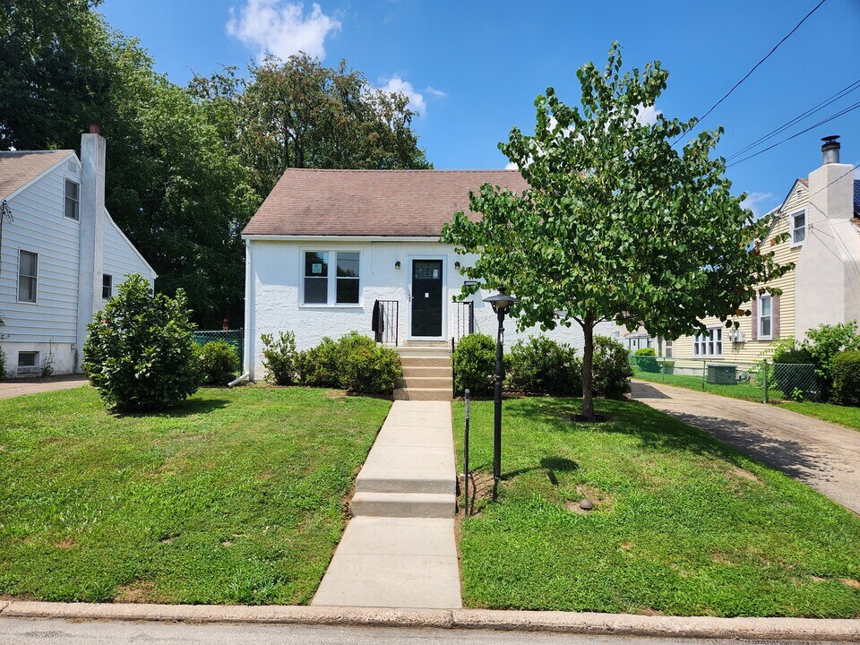 1023 Lawnton Ter in Glenolden, PA - Foto de edificio