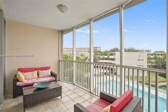 1680 NE 191st St in Miami, FL - Foto de edificio - Building Photo