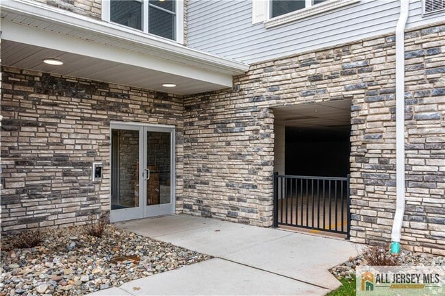 1025 Raritan Rd in Clark, NJ - Building Photo - Building Photo