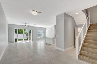 4924 Pointe Midtown Way in Palm Beach Gardens, FL - Foto de edificio - Building Photo