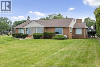 13994 Riverside Dr E in Tecumseh, ON - Building Photo - Building Photo