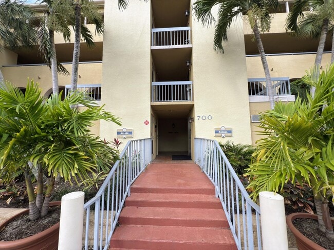 700 Uno Lago Dr in Juno Beach, FL - Building Photo - Building Photo