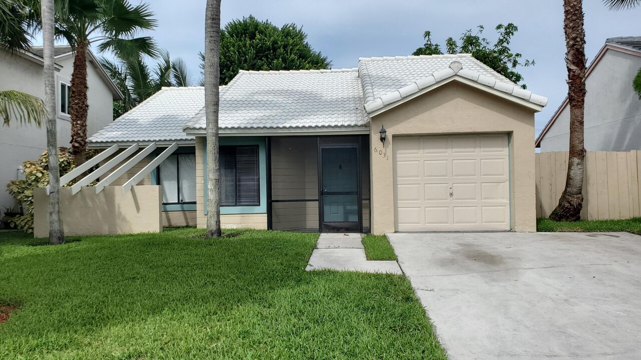 6031 Strawberry Lakes Cir in Greenacres, FL - Building Photo