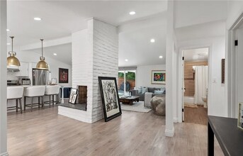 201 Hanover Dr in Costa Mesa, CA - Foto de edificio - Building Photo