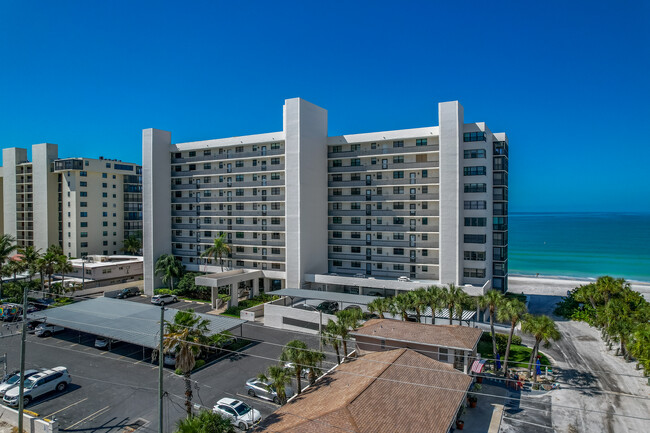 Surfside Towers Condos in Madeira Beach, FL - Building Photo - Building Photo