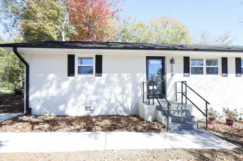 204 W Corbin St in Hillsborough, NC - Building Photo