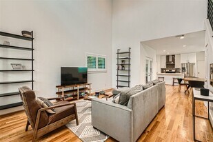 4916 McKinney St in Houston, TX - Building Photo