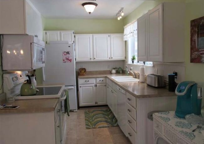 14 Chase St in Sunapee, NH - Building Photo - Building Photo