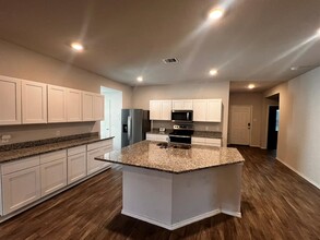 106 Barton Crk in Huntsville, TX - Building Photo - Building Photo