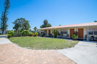 4520 Gulfstream Dr in Naples, FL - Foto de edificio - Other