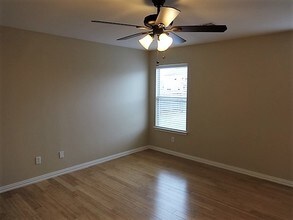 317 Phillips St in Hutto, TX - Foto de edificio - Building Photo