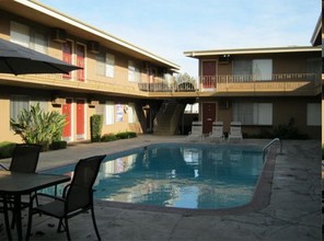 Holiday Manor Apartments in Downey, CA - Building Photo - Building Photo