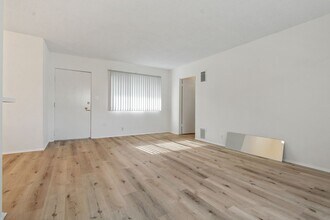 744 S Windsor Blvd, Unit 08 in Los Angeles, CA - Foto de edificio - Building Photo