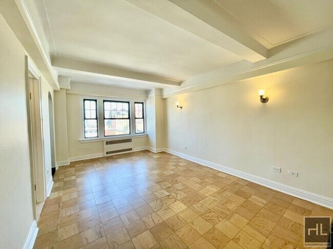 AMAZING STUDIO APARTMENT!! AMAZING DEAL! W in New York, NY - Building Photo - Building Photo