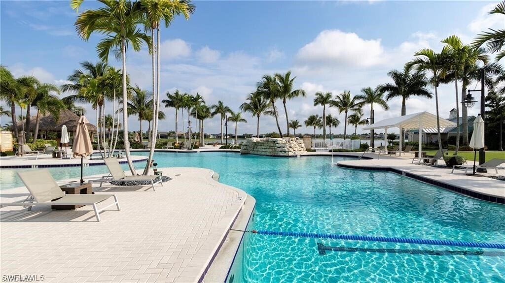 14827 Edgewater Cir in Naples, FL - Building Photo