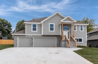 4766 Lakecrest Dr in Shawnee, KS - Building Photo