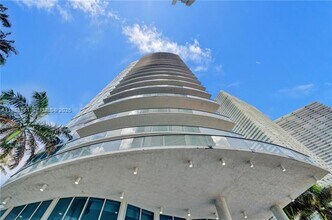 480 NE 30th St in Miami, FL - Foto de edificio - Building Photo