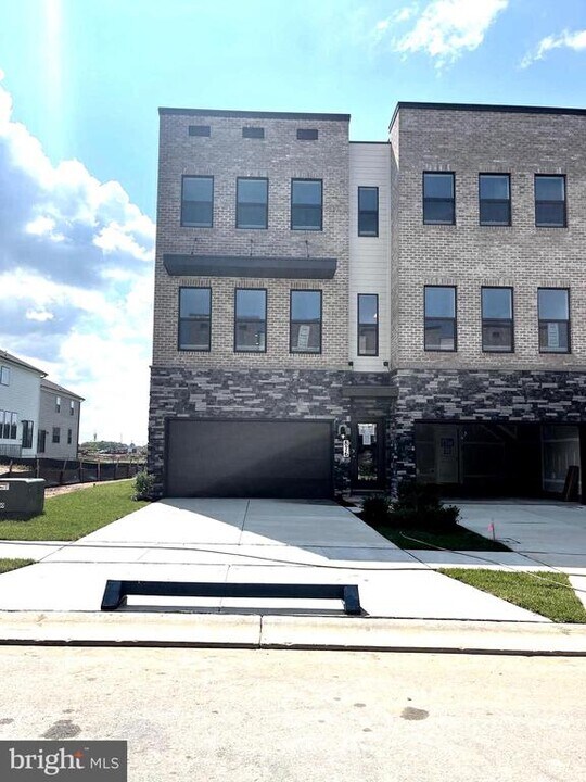 876 Amity St in Frederick, MD - Building Photo