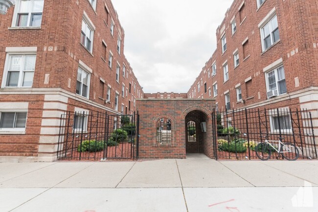 938 W Cornelia Ave, Unit #2D