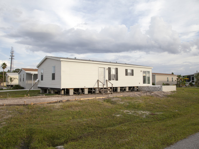 Vizcaya Lakes in Port Charlotte, FL - Foto de edificio - Building Photo