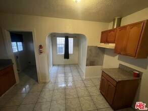 6009 S Halldale Ave, Unit NA-1143 in Los Angeles, CA - Building Photo - Building Photo