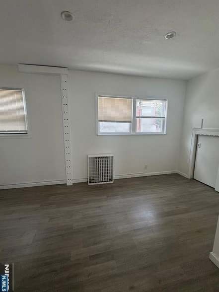 29 Kingsland St in Nutley, NJ - Foto de edificio - Building Photo