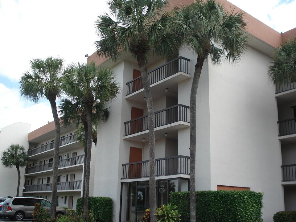5917 Vía Vermilya in Atlantis, FL - Building Photo