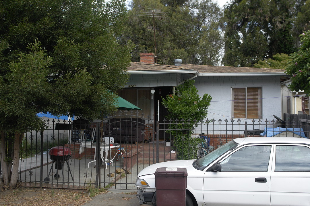 3121-3123 Courtland Ave in Oakland, CA - Building Photo