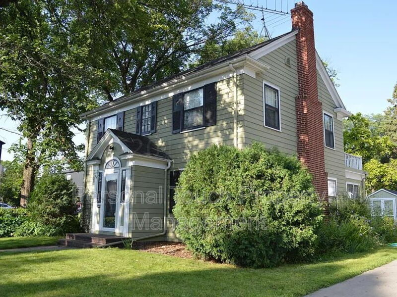 704 8th St S in Moorhead, MN - Building Photo