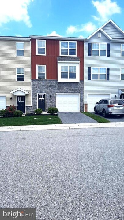 835 Schooner Ln in Hampden Township, PA - Building Photo